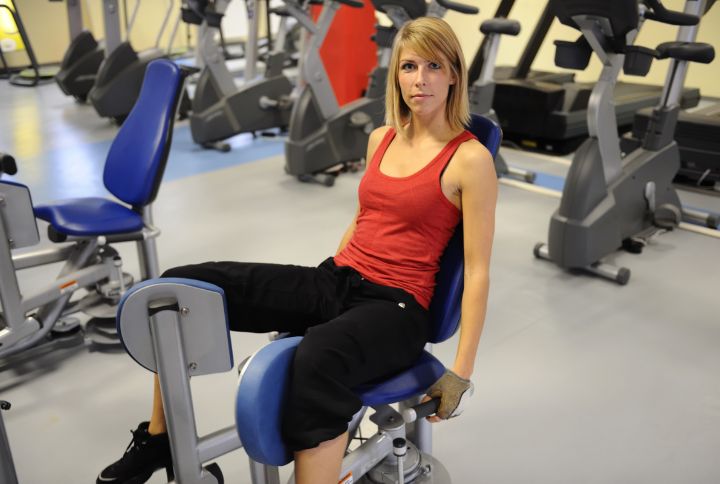 Adducteurs : image d'une femme réalisant un exercice de renforcement des adducteurs à l'aide d'un ballon de yoga