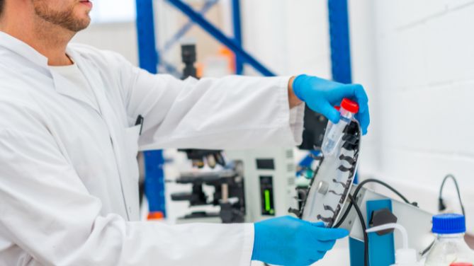 Oracle : la recherche clinique au service de l’innovation médicale à Nancy : un scientifique réalise une recherche sur une thérapie contre le cancer dans un laboratoire. 