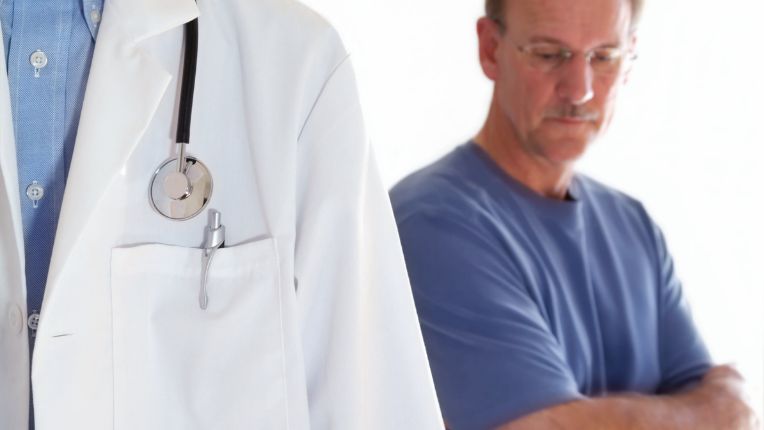Dépistage des cancers masculines dont la prostate : un patient avec son médecin.