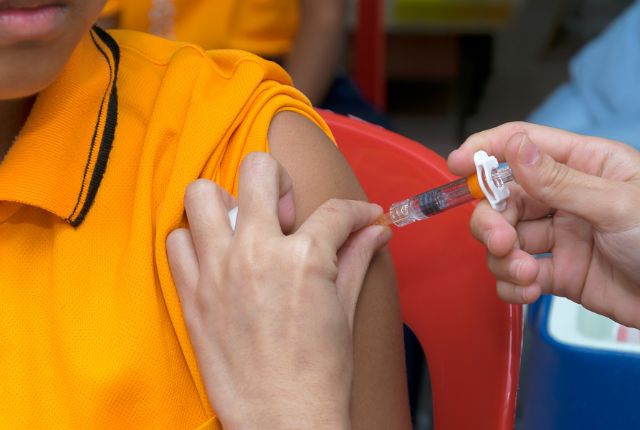 Cancer du col de l’utérus : Juin Vert, un mois de prévention. Vaccination d'une jeune fille contre le papillomavirus.