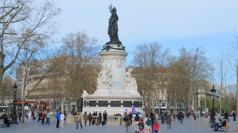 Vaccin contre la rage à Paris. Image de la place de la République à côté de laquelle se trouve le centre de vaccination internationale ELSAN, CVI, où l'on peut se faire notamment vacciner contre la rage.