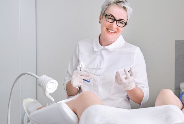 Chirurgie gynécologique par voie vaginale ou basse : une gynécologue sourit à sa patiente.