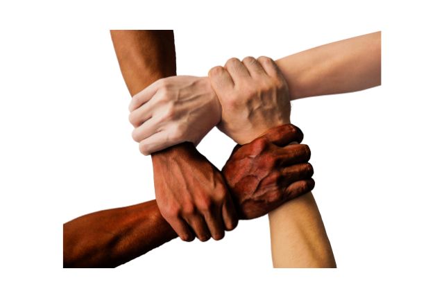 Chirurgie de la main à Metz pour les patients étrangers : image de mains de toutes les couleurs qui se tiennent.