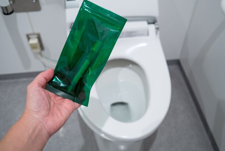 Dépistage des cancers : kit de recueil des selles sur fond de cuvette de wc.