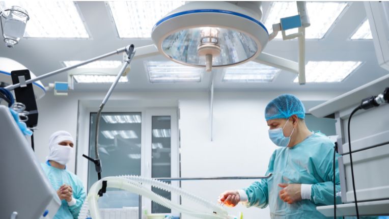 Gastrostomie : vue d'une salle d'opération chirurgicale.