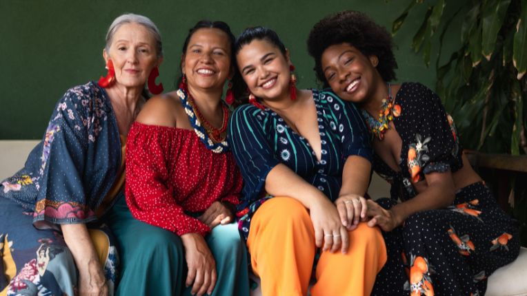 Journée internationale d'action pour la santé des femmes 2025. Quatre femmes de tous âges souriantes posent pour cette photo.