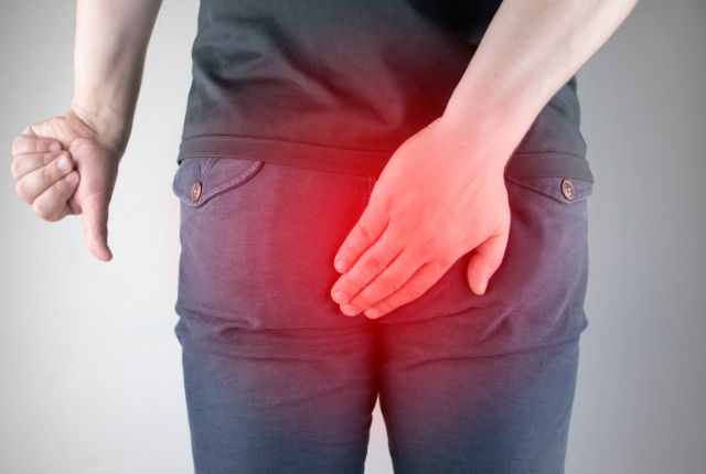 Kyste pilonidal : homme touché par une douleur aux fesses