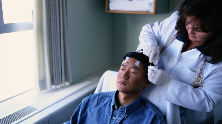 Levetiracetam : quand prendre Keppra ? Epilepsie, posologie, effets secondaires. Un patient passe un examen dans le cadre d'une pathologie épileptique.