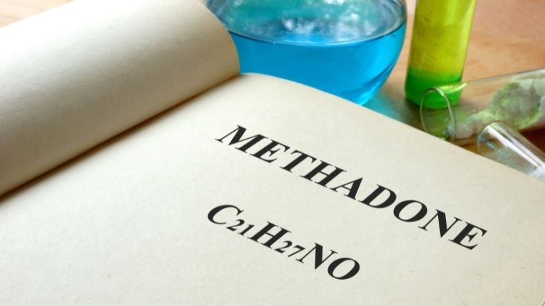 Méthadone : substitution, indications, effets, risques et précautions. Image avec page sur laquelle est marquée "méthadone" et sa formule chimique à côté de tubes à essai...