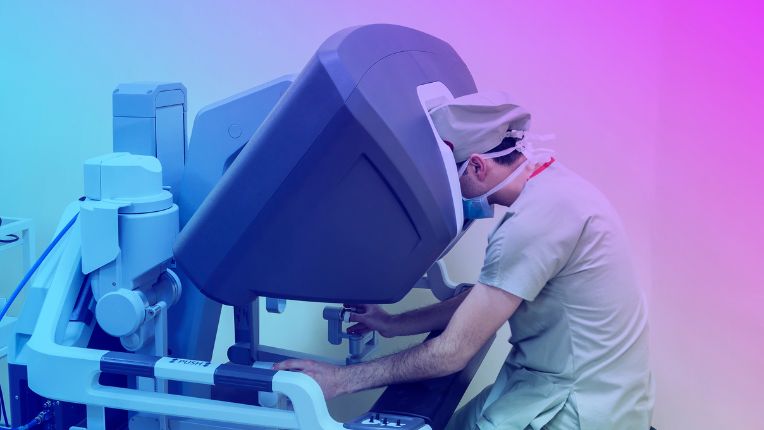 Opération chirurgicale de la prostate assistée par robot Montauban : image d'un chirurgien en train de manipuler un robot.