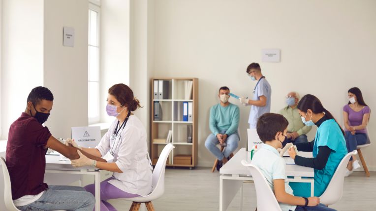 Vaccin contre le papillomavirus (HPV) : un centre de vaccination reçoit de jeunes femmes et hommes.