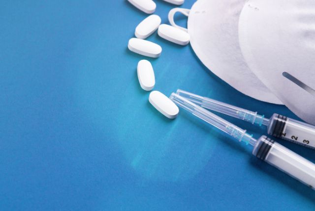 Traitement des pneumopathies : comment soigner cette infection pulmonaire ? Plateau avec différentes pilules et seringues.