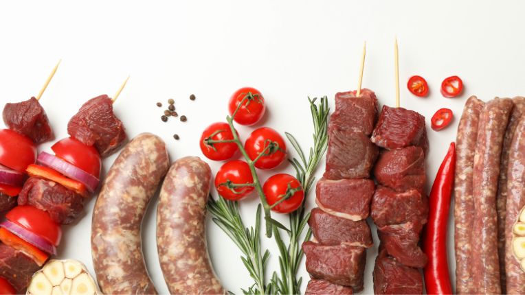 Que faire en cas d’intoxication alimentaire ? Image de différentes viandes crus avec des tomates avant de passer au barbecue.
