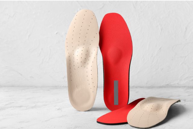 Paires de semelles orthopédiques rouge et crème