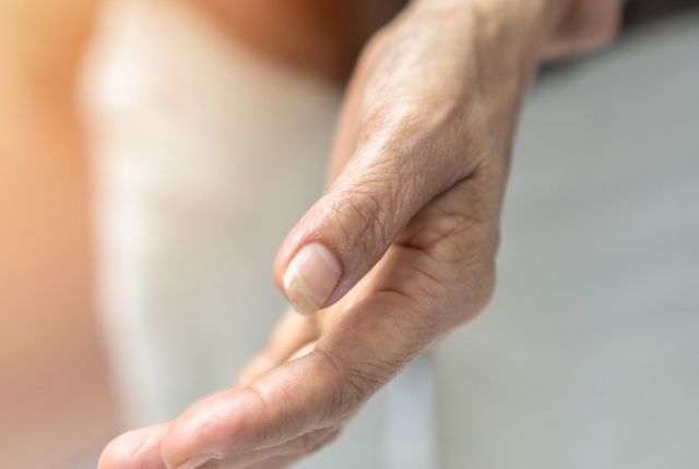 Main d'une femme âgée touchée par le syndrome de Guillain-Barré : douleurs, engourdissement, problèmes de sensibilité.