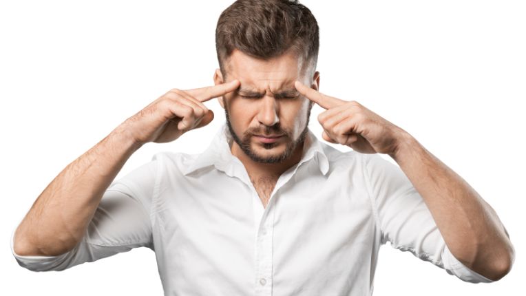 Vaccin méningites Toulouse. Image d'un homme qui pose les doigts sur les tempes et semble souffrir d'un mal de tête.