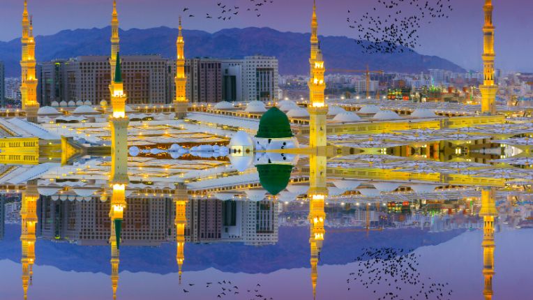 Vaccin Omra à Marseille. Photo de Médine avec ses minarets.