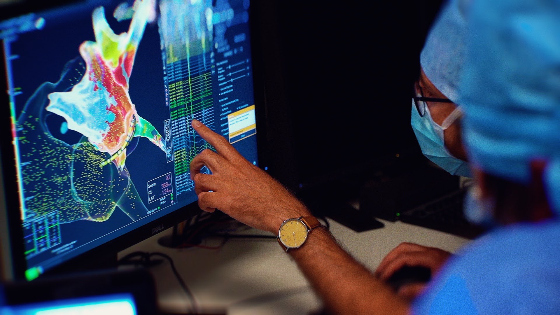 Un chirurgien en train d'analyser de l'imagerie