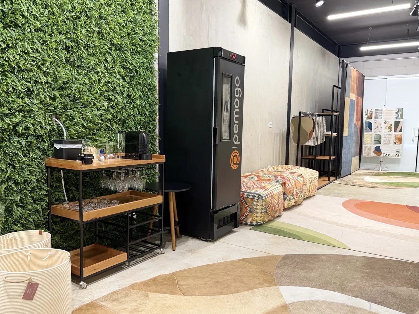 Tapetes expostos em ambiente no showroom Pemogo