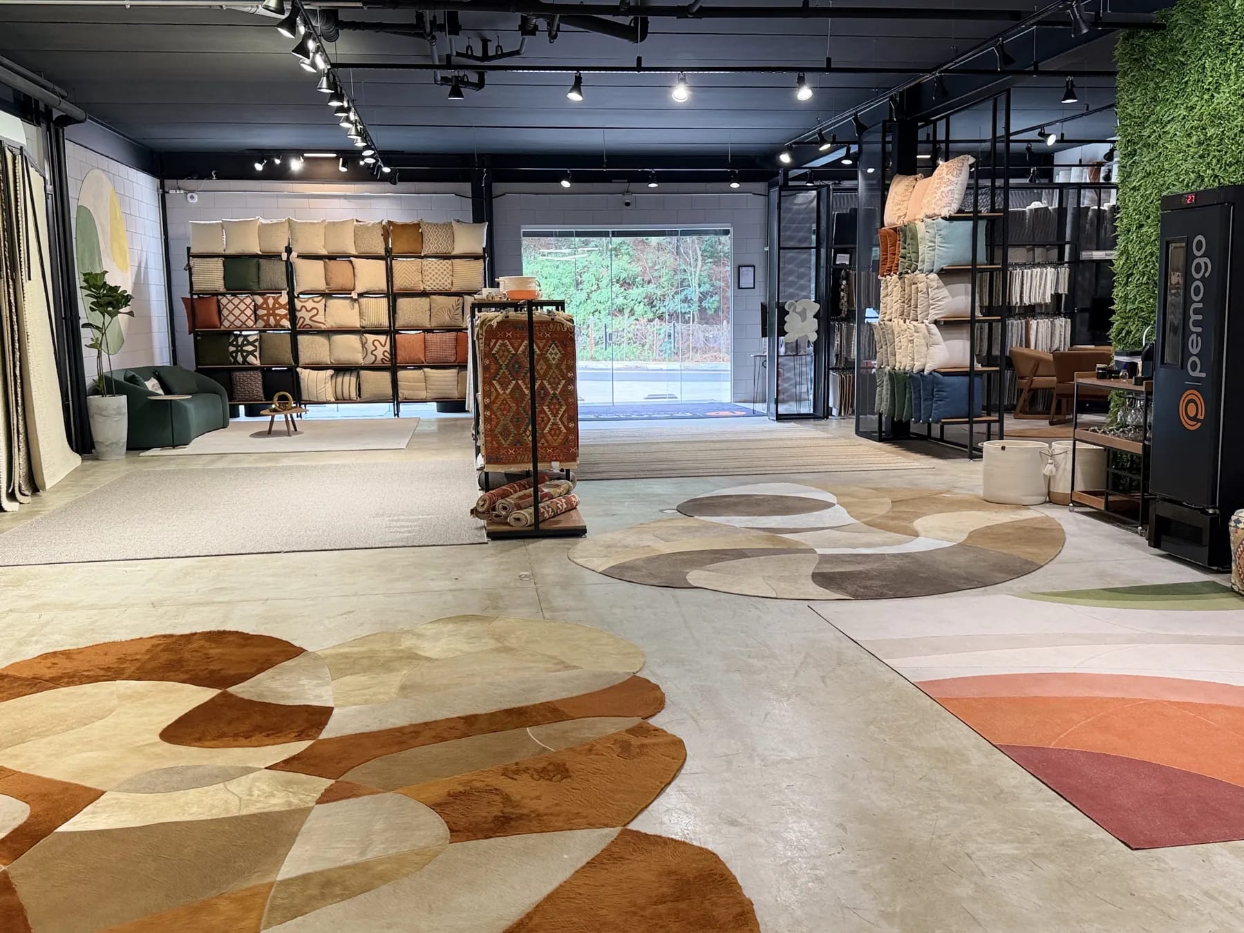 Vista ampla do showroom Pemogo em Alphaville