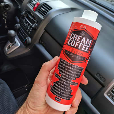 Acondicionador en crema para plásticos interiores y exteriores con terminación de brillo satinado. Aroma a café.
