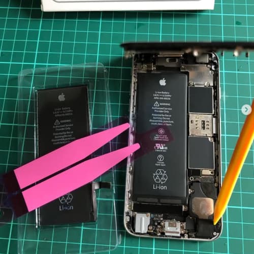 •Cambio de batería iPhone 6s🪫 🔋
•Repuestos originales
•No dudes en consultar