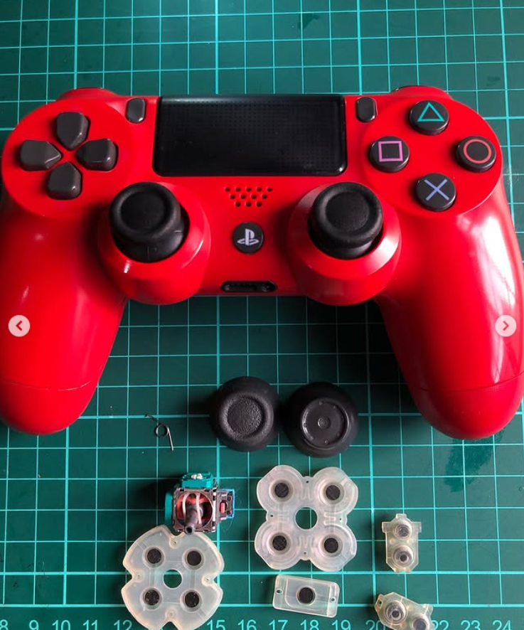 Se le cambio sticks interno por la falla común de drift, sticks externos de plástico, los resortitos L2 y R2 y las almohadillas conductivas