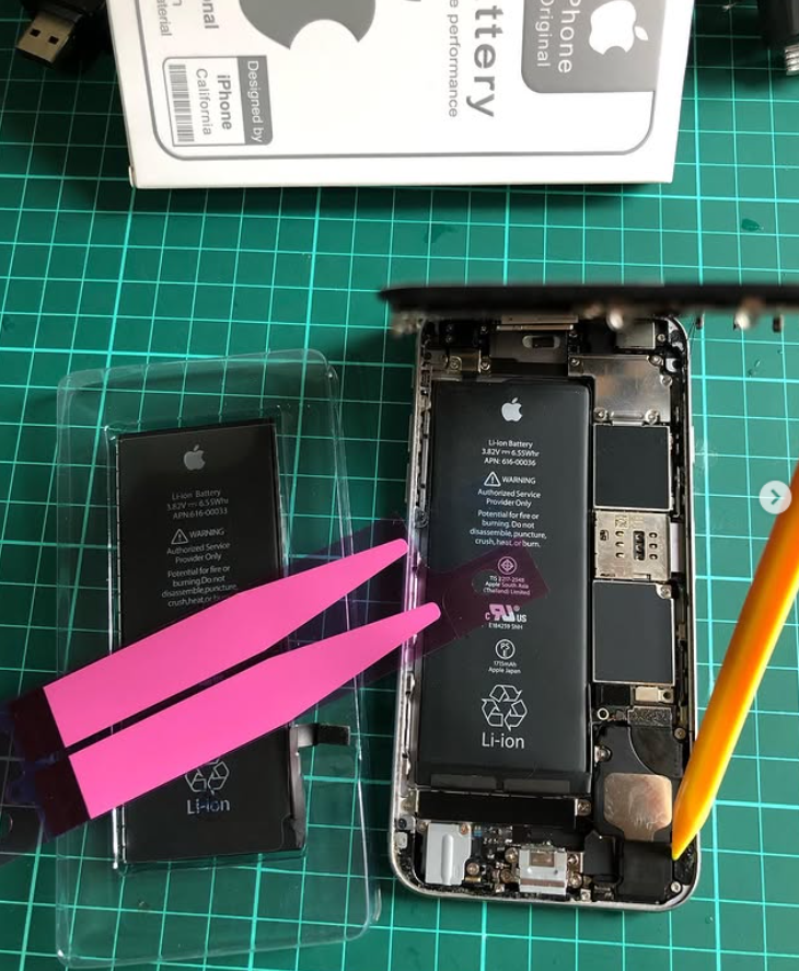 •Cambio de batería iPhone 6s🪫 🔋
•Repuestos originales
•No dudes en consultar