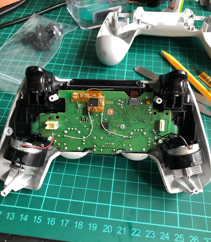 Hoy nos entra un joystick 🕹 ps4 para reparar por fuerte caída, la cual rompió varias partes, hubo que reconstruir y volver a soldar el vibrado .