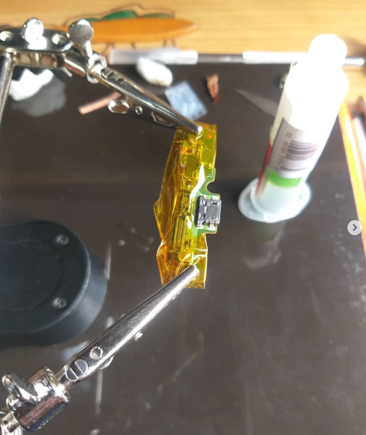 Cambio pin de carga para motorola xt- 1670, conservando placa base original, activando carga rápido y funcionando perfectamente.