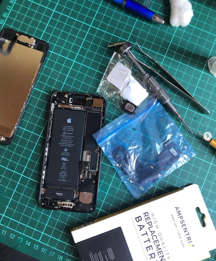 Cambio de batería 🪫 , flex de carga y parlante o buzzer 🔊 superior para éste iPhone 7 📱
•Repuestos de calidad