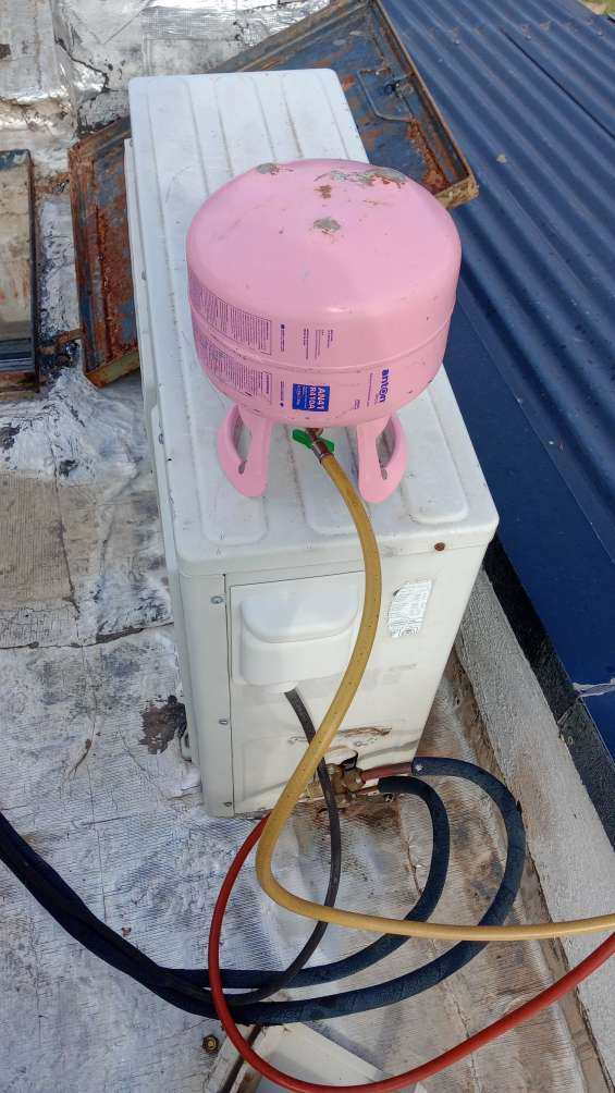 Reparación y carga de gas refrigerante en aire acondicionado Split