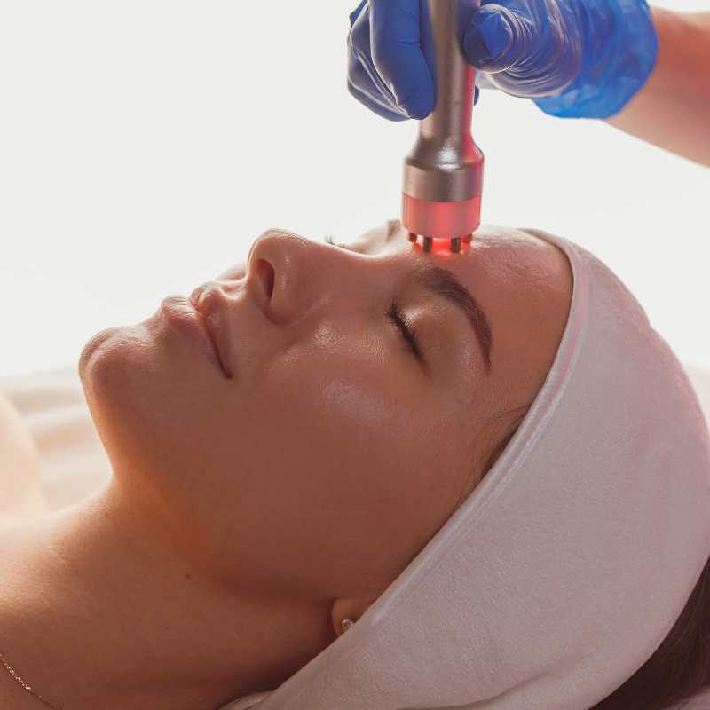 Paciente recibiendo un tratamiento facial.