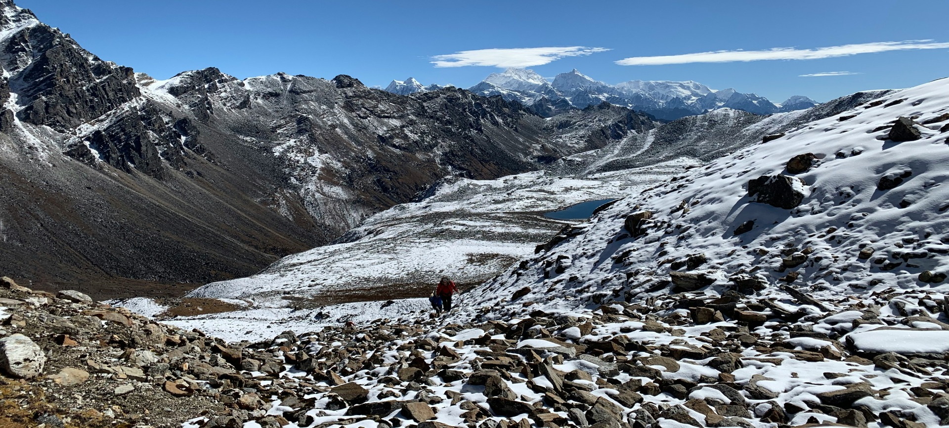 trekking route in the Makalu region of Nepal The image displays a high-altitude trekking route in the Makalu region of Nepal, specifically showcasing the terrain leading toward Makalu Base Camp.