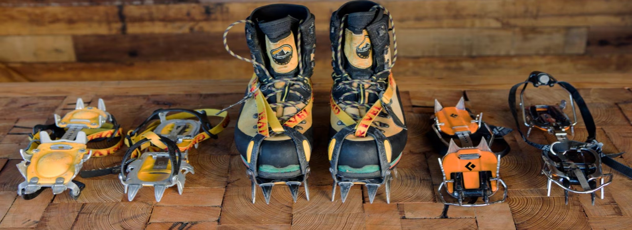 Automatic step-in crampon binding fitted to a mountaineering boot