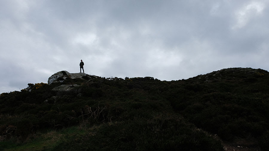 Joey Vangaeveren uitkijkend over de kliffen van Howth, Ierland