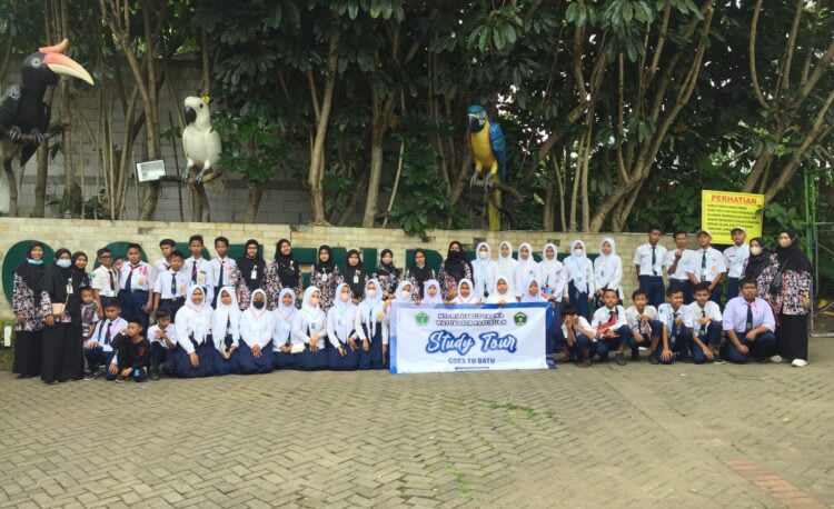 Kegiatan Study Tour MTs. Darut Taqwa 1 Watukosek
