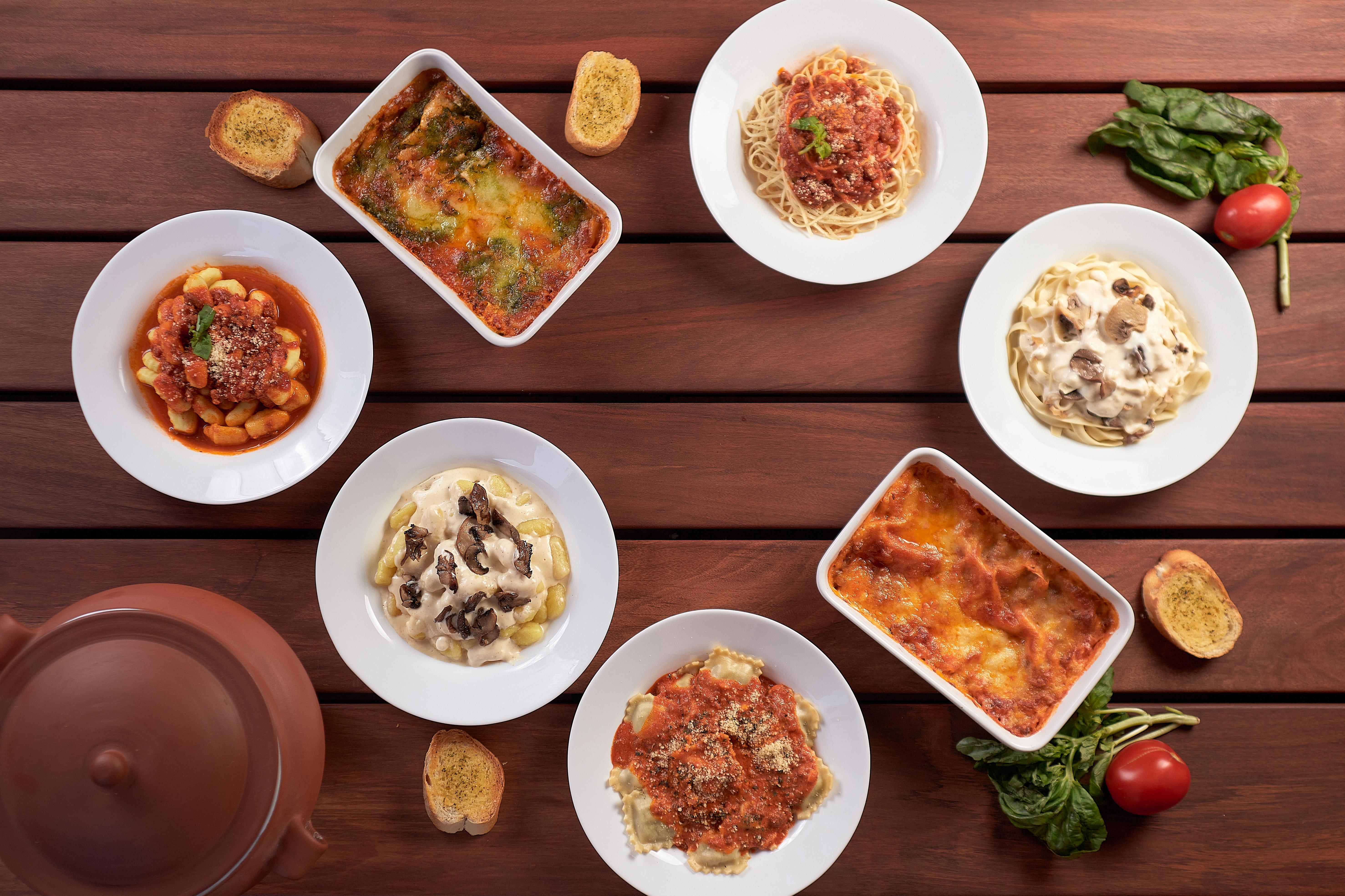 Sesión de fotografía gastronómica en curso dentro de un restaurante