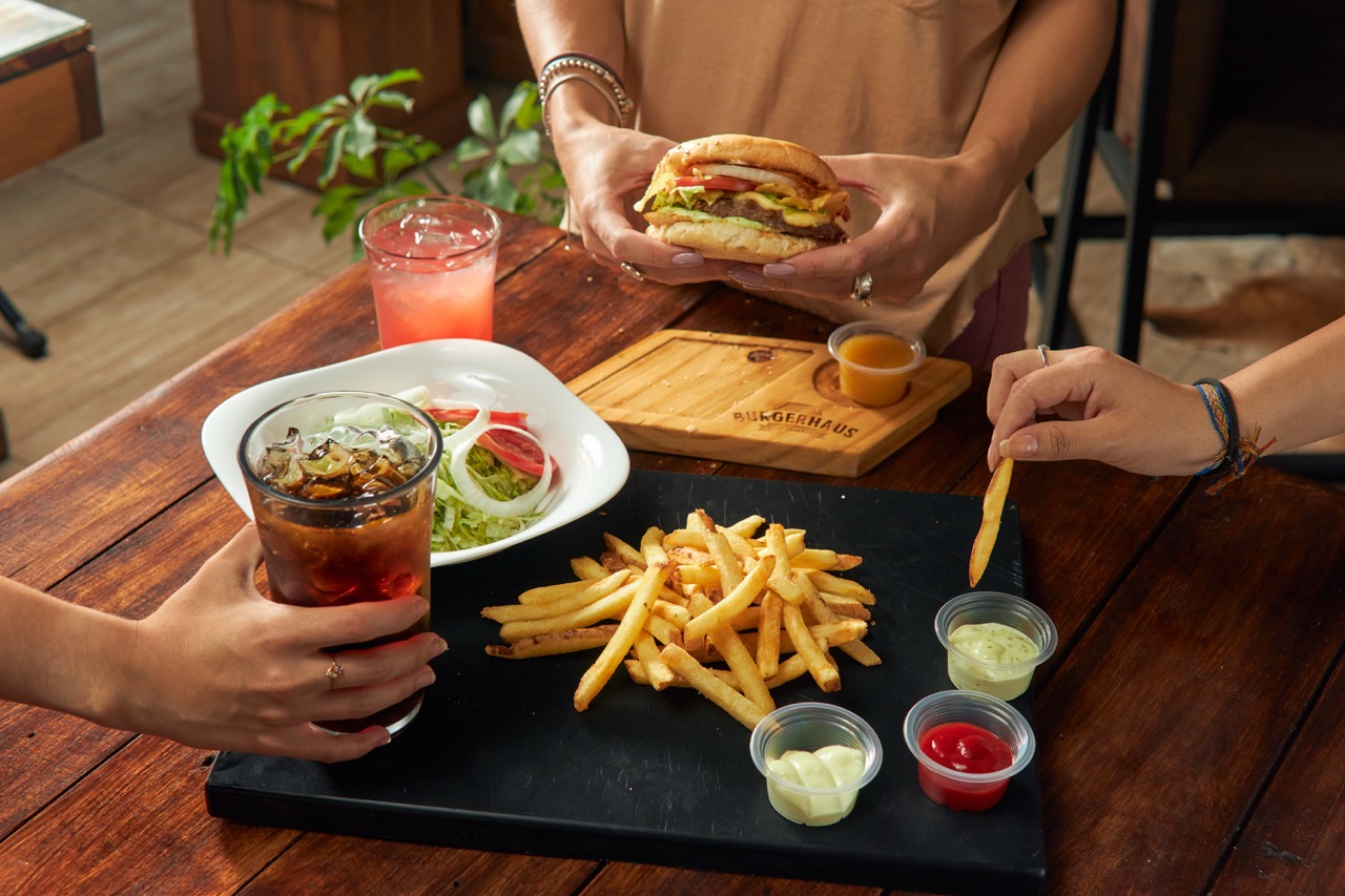 Comparación entre fotografía gastronómica real y contenido generado por IA
