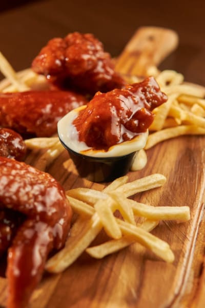 Alitas con papas fritas