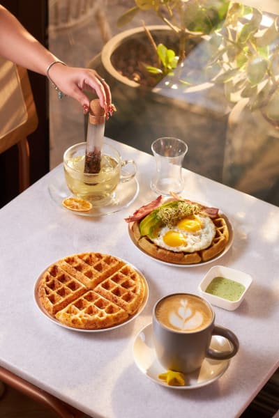 Desayuno con waffle visto desde arriba