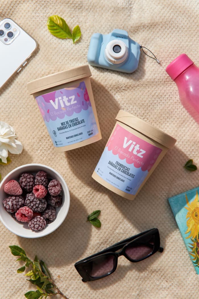 Vasos de helado Vitz con frutas y accesorios sobre una manta