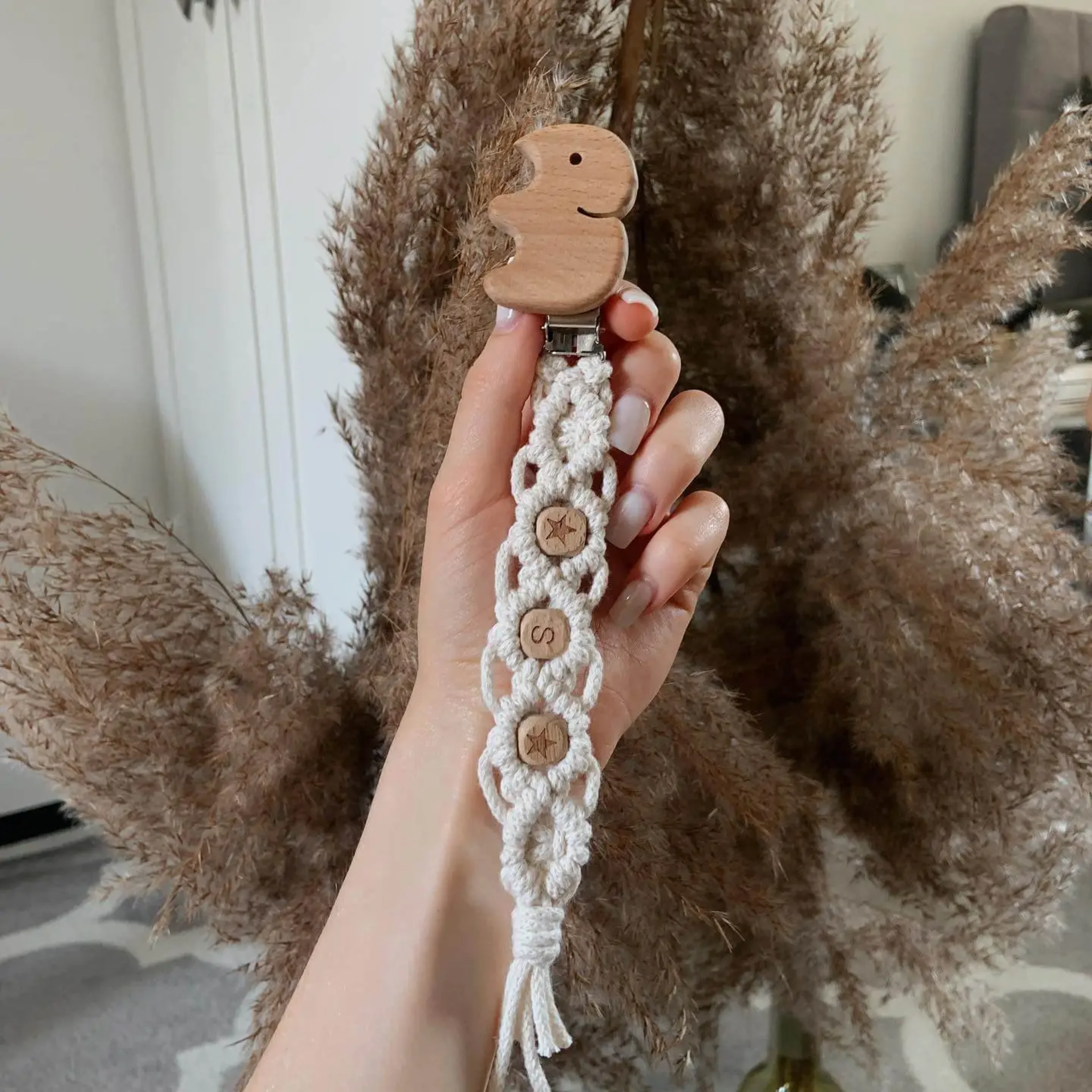 Personalisierte Makramee Schnullerkette in Beige mit Elefant Holzclip