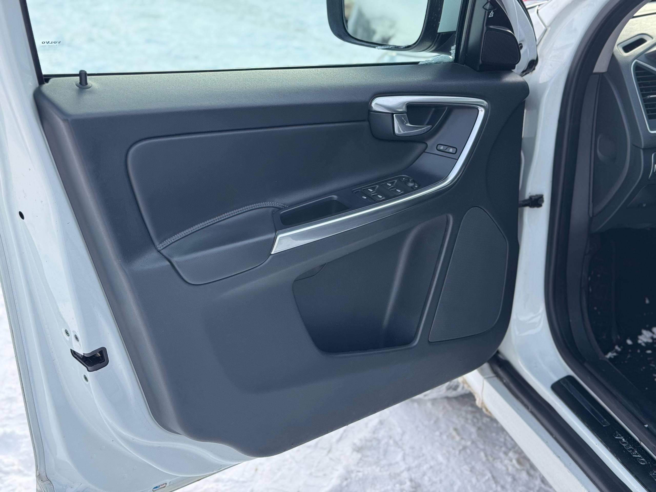 Volvo XC60 T5 photo 4