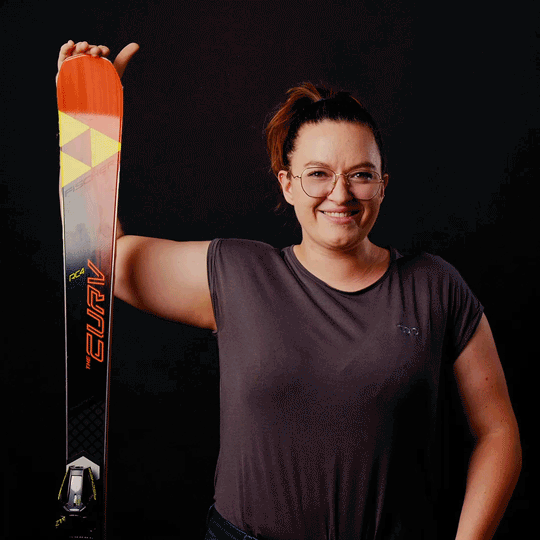 Vroni Weidlich hält einen sich drehenden Ski