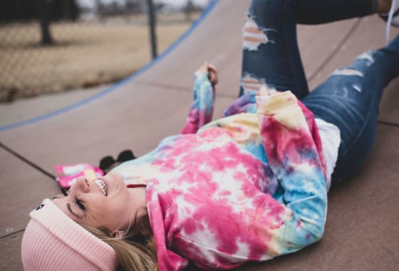 Thumbnail do post Look tie-dye: confira dicas e aposte nessa tendência