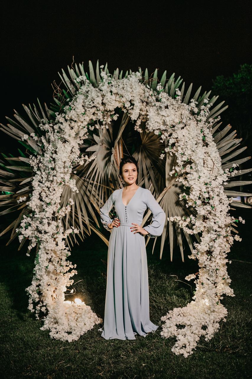 madrinha de casamento usando um vestido longo azul bebê