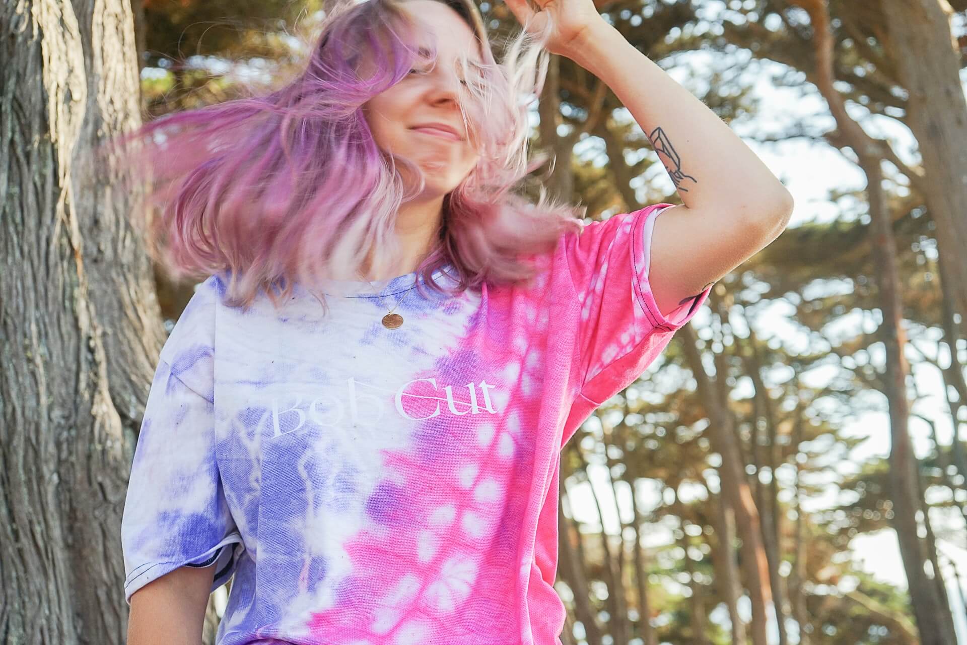 menina de cabelos rosas usando um look tie dye