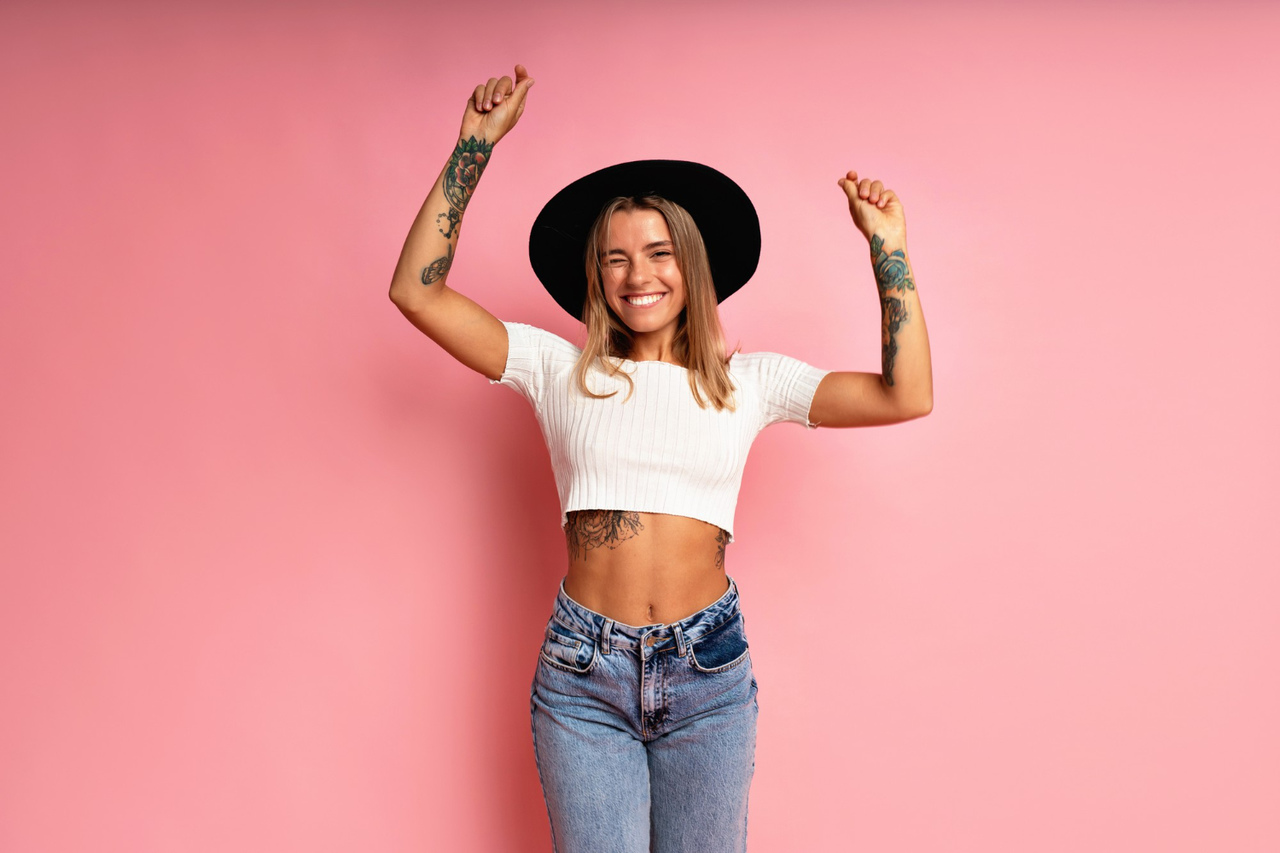 mulher usando um look com cropped e calça jeans