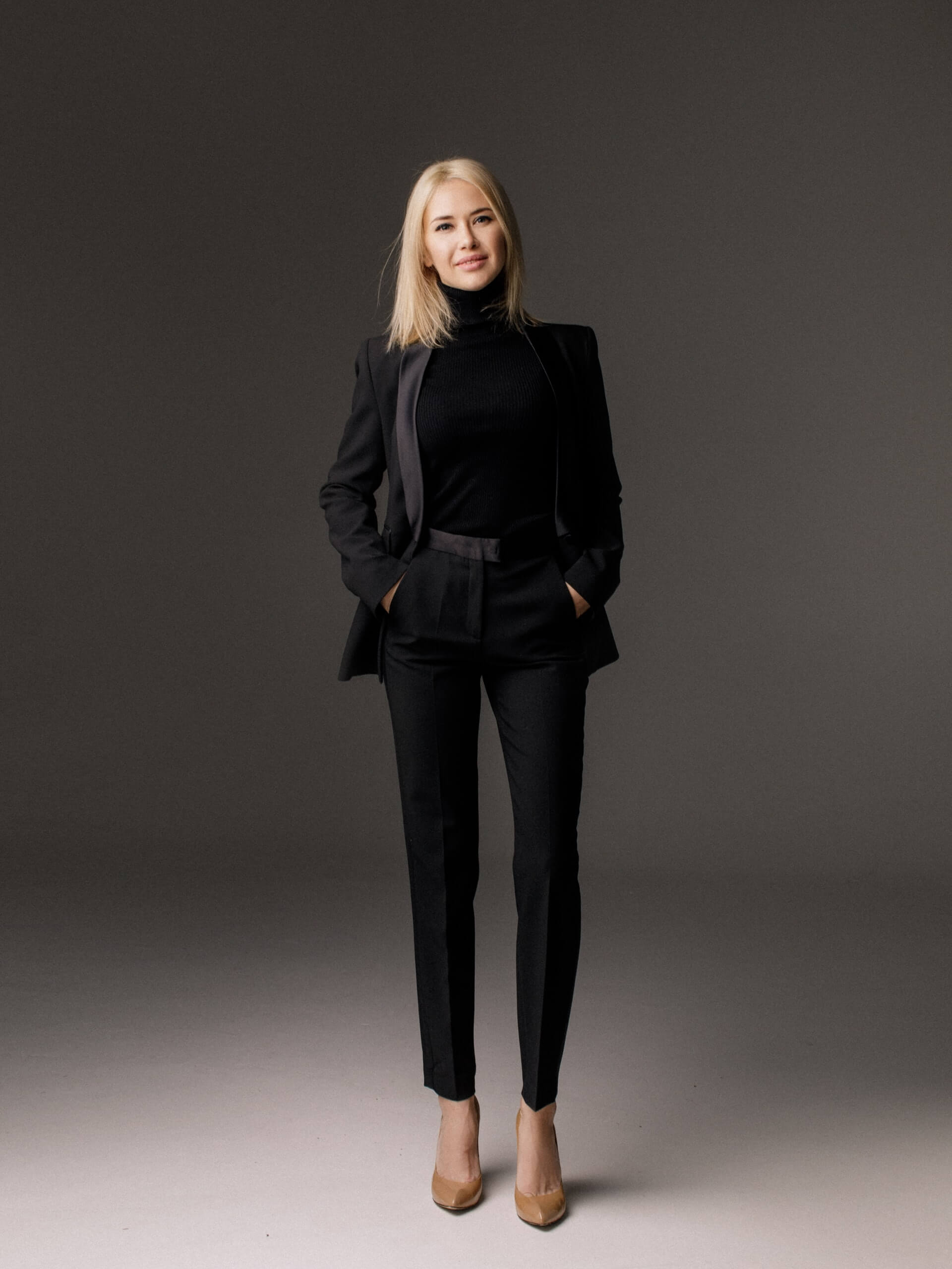 mulher usando um office look com blazer e calça social preta